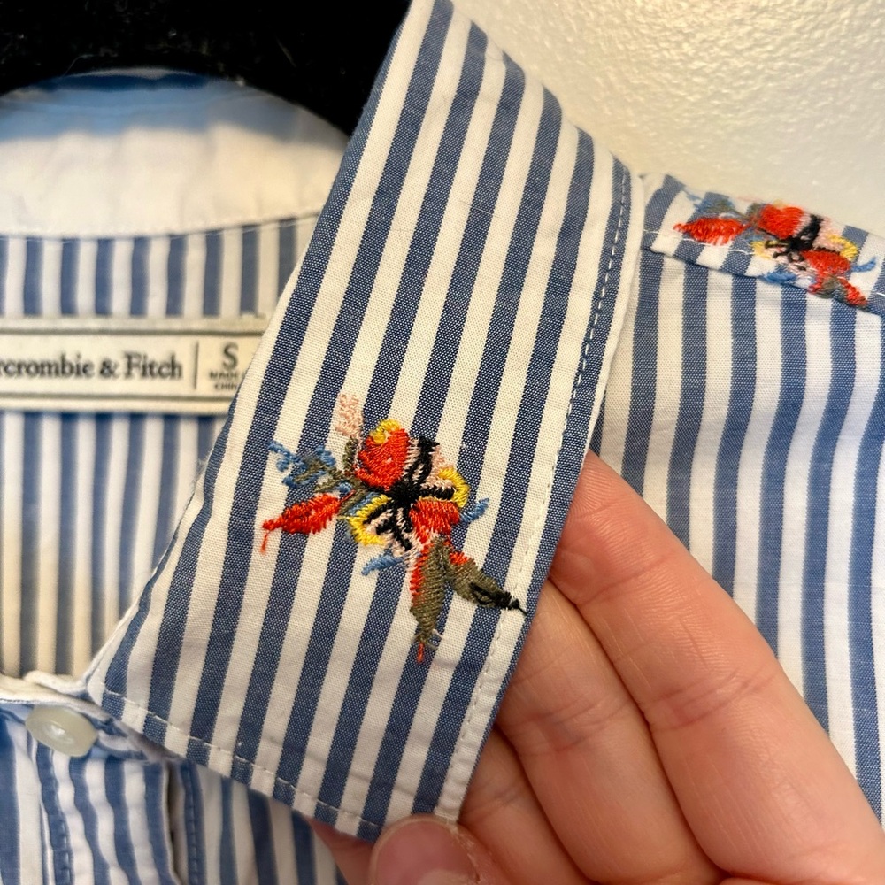 Abercrombie & Fitch Embroidered Button Down Shirt - Picture 5 of 5